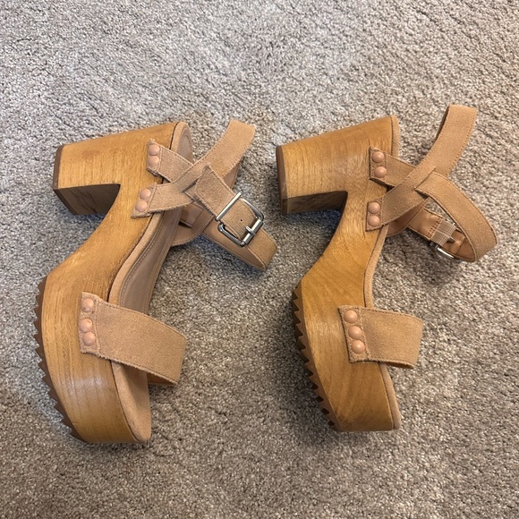 SCHUTZ - GAYLEH SUEDE PLATFORM SANDALS IN LIGHT NUDE - Picture 1 of 5